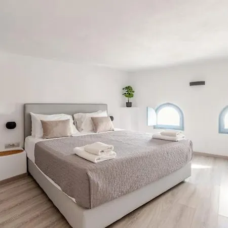 Euphoria & Deluxe Apartment Fira (Santorini)
