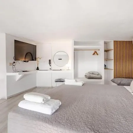 Euphoria & Deluxe Apartment Fira (Santorini)