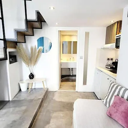 Euphoria & Deluxe Apartment Fira (Santorini)