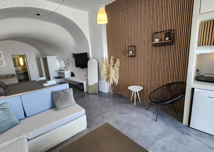 Euphoria & Deluxe Fira (Santorini)