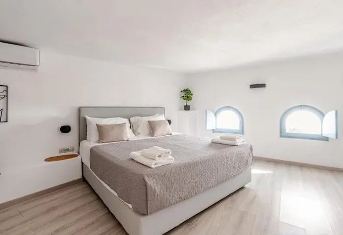 Euphoria & Deluxe Apartment Fira (Santorini)